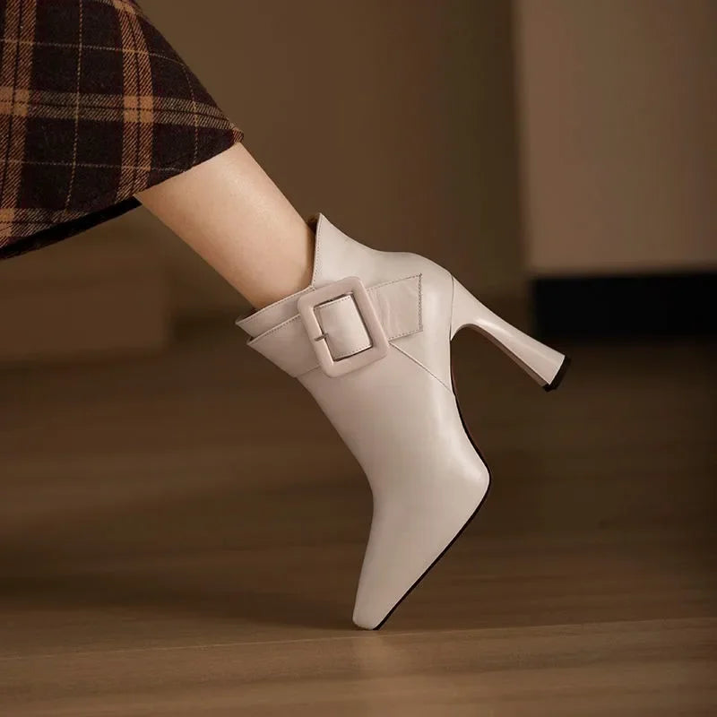 Botas de salto de fivela de Ashley