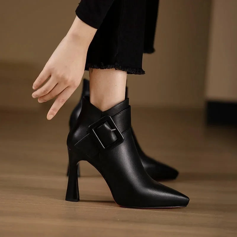 Botas de salto de fivela de Ashley