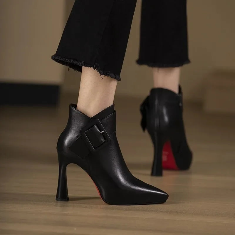 Botas de salto de fivela de Ashley